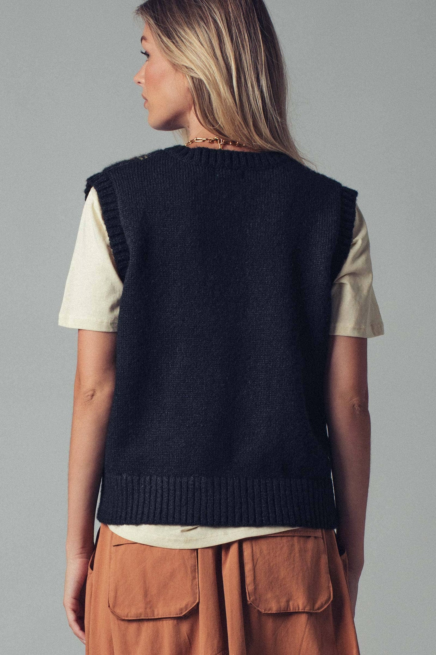 Floral Knit Button-Up Sweater Vest: BLACK MULTI / S-2/M-2/L-2