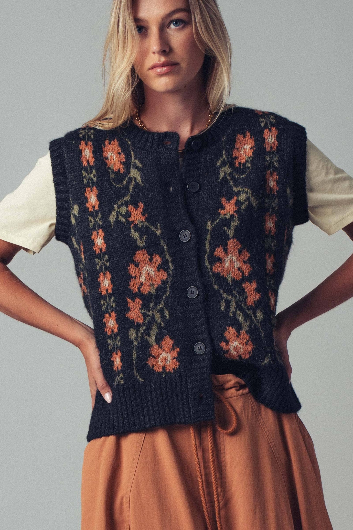 Floral Knit Button-Up Sweater Vest: BLACK MULTI / S-2/M-2/L-2