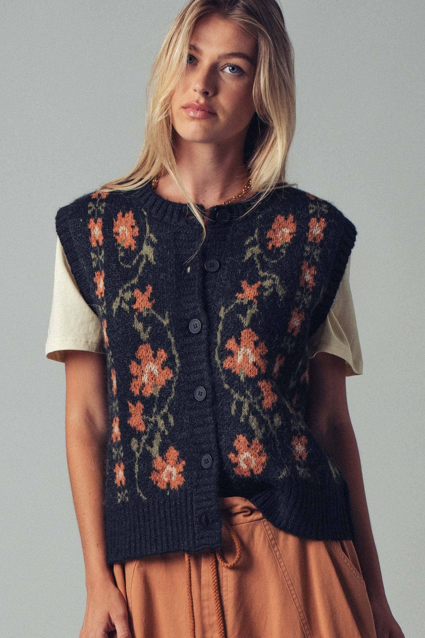 Floral Knit Button-Up Sweater Vest: BLACK MULTI / S-2/M-2/L-2