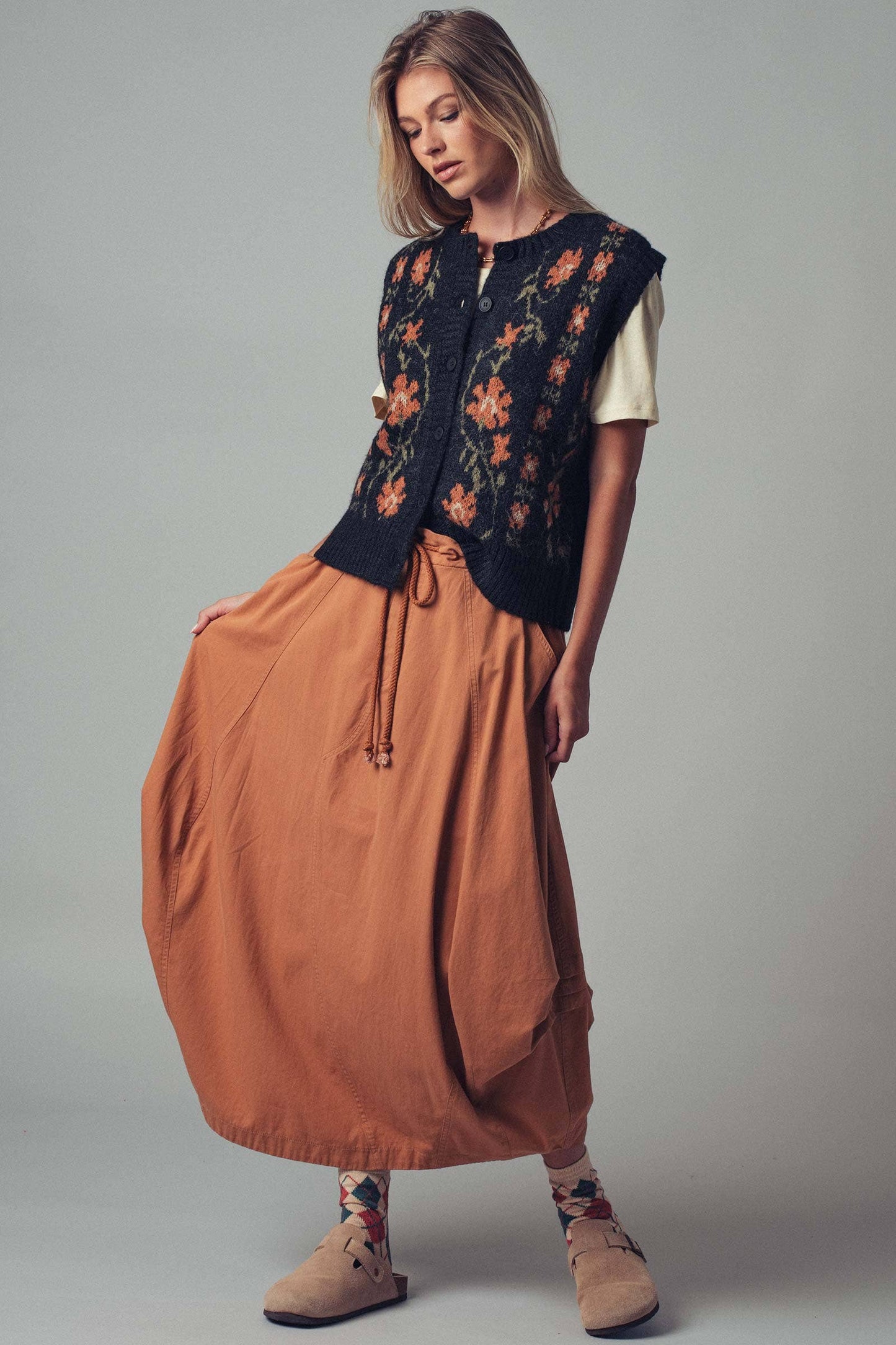 Floral Knit Button-Up Sweater Vest: BLACK MULTI / S-2/M-2/L-2