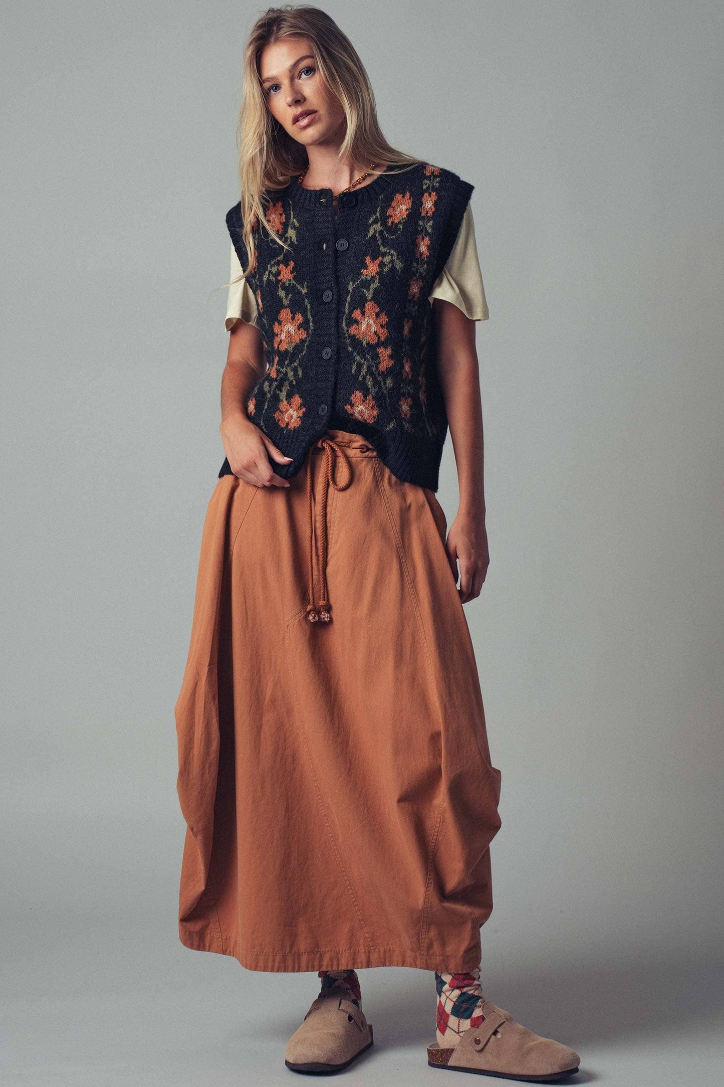 Floral Knit Button-Up Sweater Vest: BLACK MULTI / S-2/M-2/L-2
