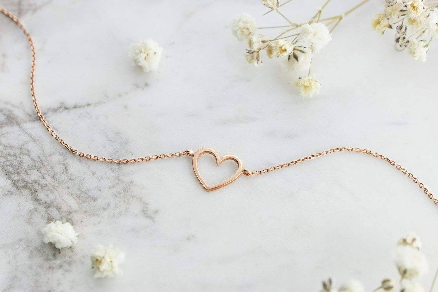 Dainty Gold Heart Charm Bracelet – Adjustable Lobsterclosure: Gold Colored