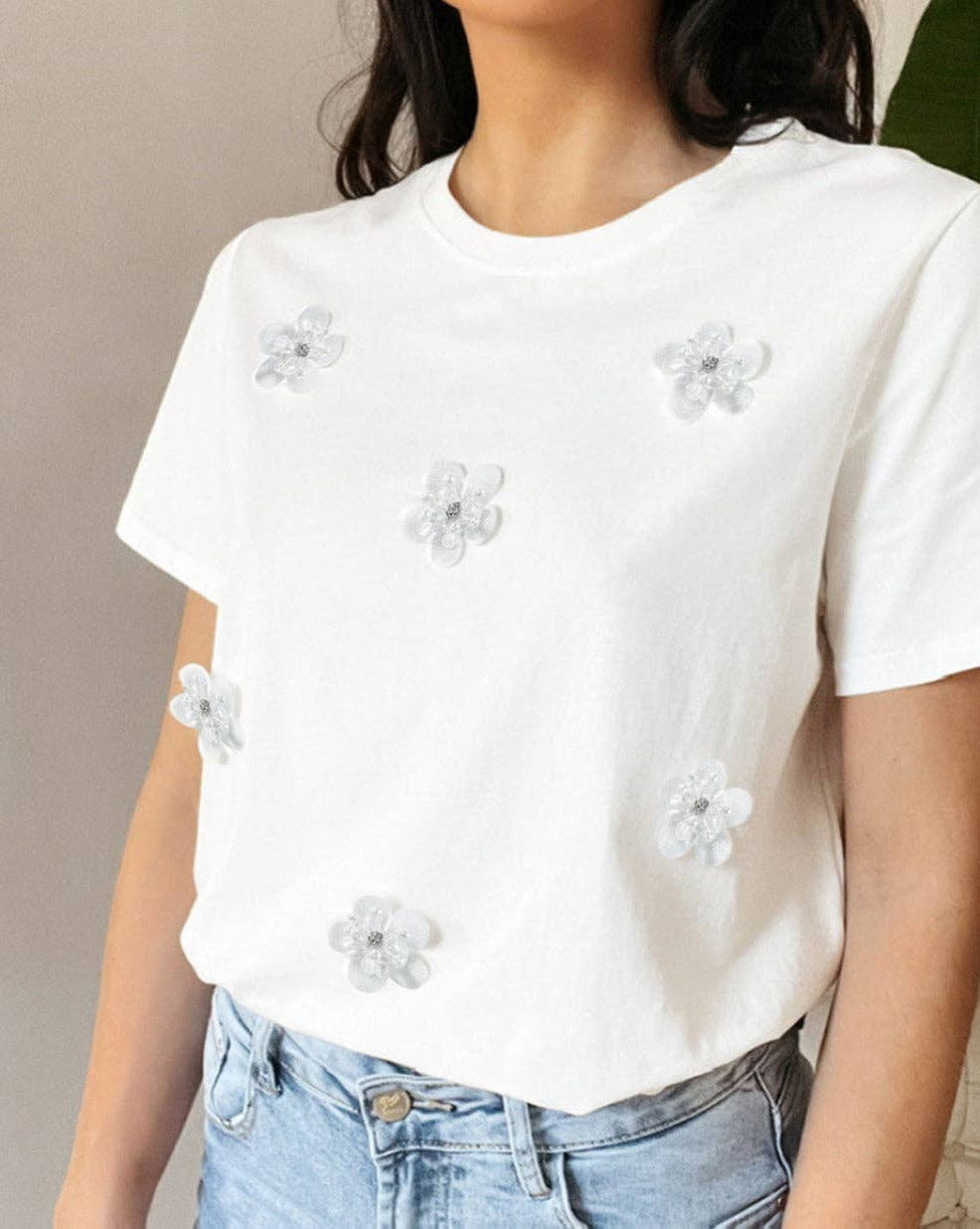 Floral Applique Round Neck T-Shirt: White / L